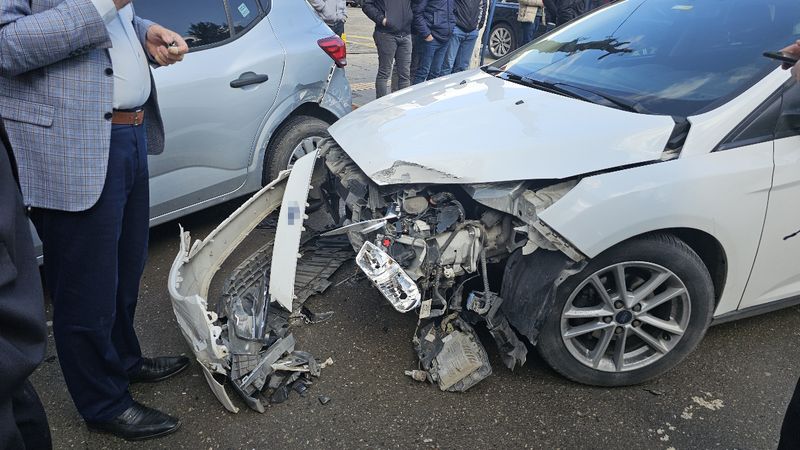 Siirt'te otomobil park halindeki araçlara çarptı