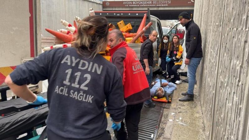 Aydın'da kamyonet, altgeçitte çalışan işçilerin aracına çarptı: 6 yaralı