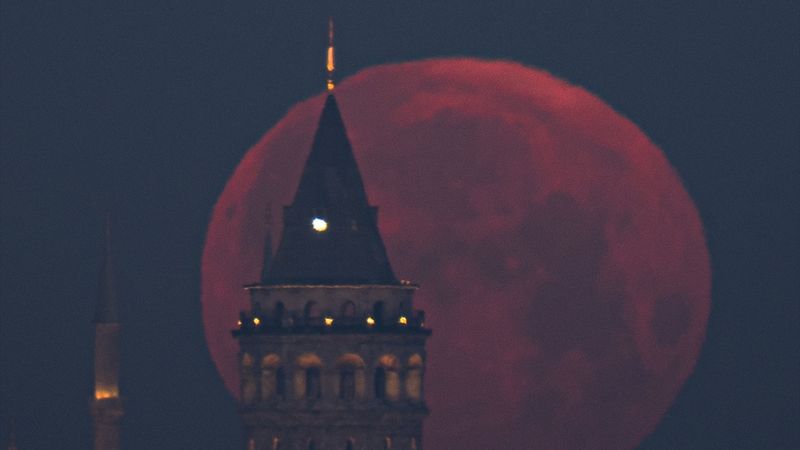 İstanbul'da dolunay gökyüzünü aydınlattı