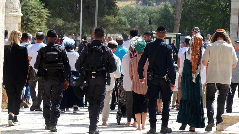 İsrail ordusu Mescid-i Aksa'ya baskın düzenledi