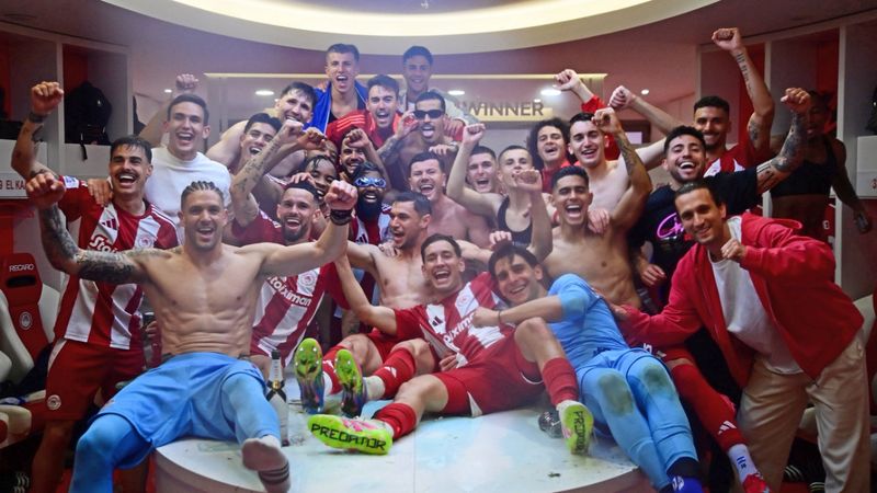 Olympiakos, AEK Atina'yı yenerek şampiyon oldu