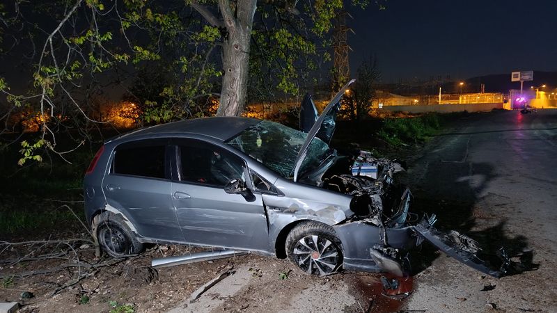 Bursa'da motosikletle otomobil kafa kafaya çarpıştı: 2 yaralı