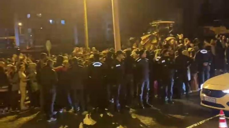 Bingöl'de yolun karşısına geçerken araba çarptı