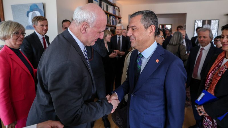 Özgür Özel AB üyesi ülkelerin büyükelçileriyle görüştü