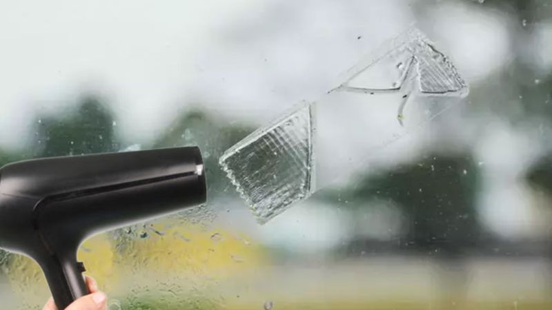 Ayna ve camlardaki bant izlerinden kurtulmanın sırrı: Isıtmak yetiyor, hemen eriyor