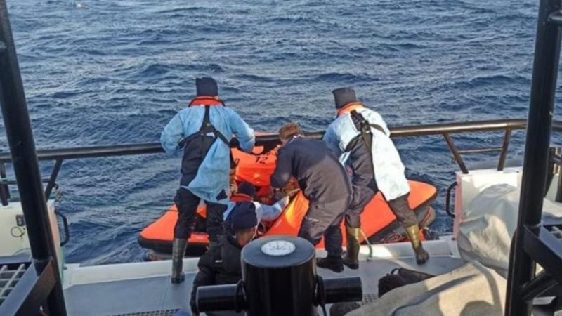 Ege Denizi'nde göçmenleri taşıyan bot battı: 2 ölü