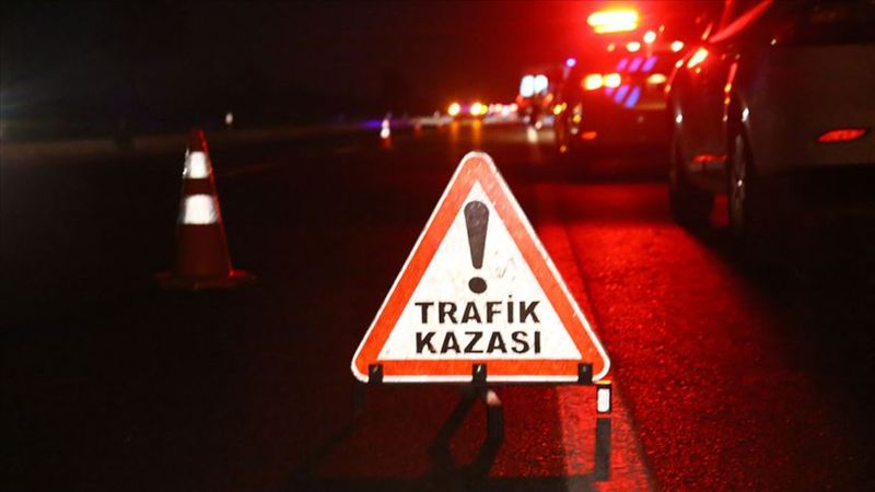 Sakarya'da yangına giden itfaiye aracı ile otomobil çarpıştı