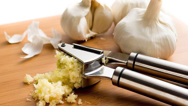 Meğer sarımsak ezeceğini herkes yanlış kullanıyormuş! İşte doğrusu...