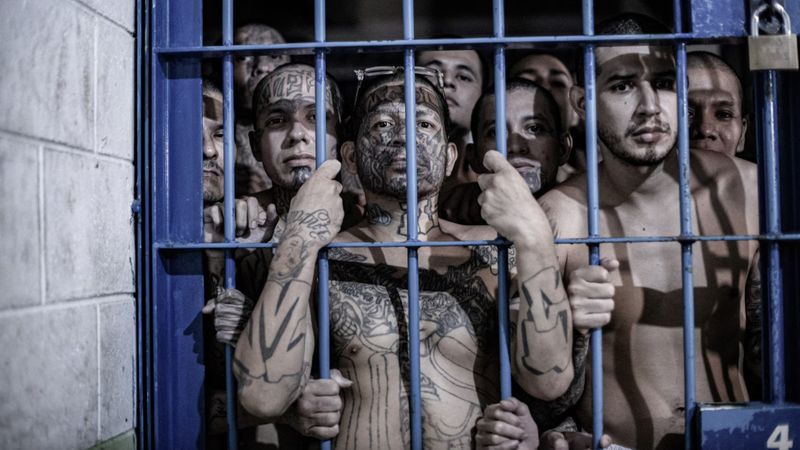 CECOT hapishanesindeki tümseklerin toplu mezar olduğu iddia edildi