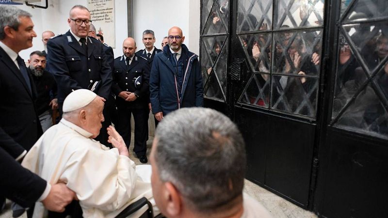 Papa cezaevindeki mahkumları ziyaret etti