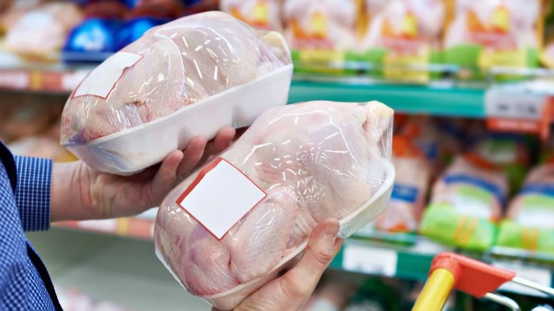 Tavuk alırken dikkat: Ünlü markanın tavuklarında ölümcül bakteri çıktı! Raflardan apar topar kaldırılıyor