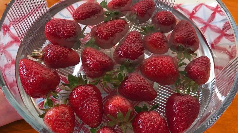 Çilekleri bu şekilde yıkayın, kirden ve böceklerden arındırın…