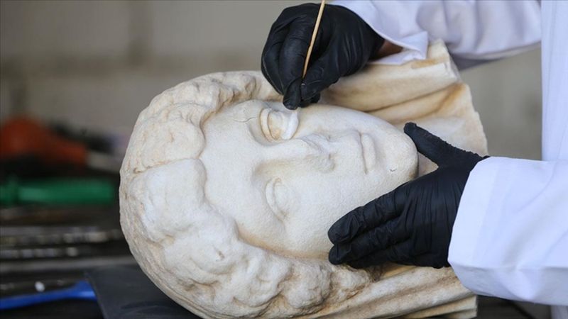 Tarihi eserler uzman ekiplerin cerrah titizliğindeki çalışmalarıyla sergilenmeye hazırlanıyor