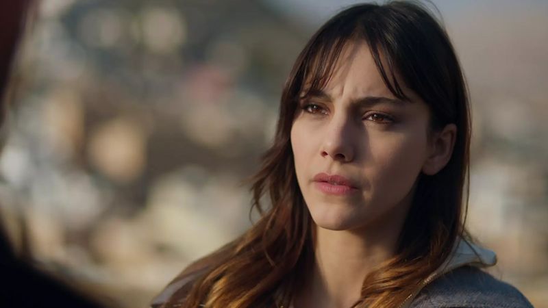 Uzak Şehir'in Zerrin'i davet tarzıyla kasıp kavurdu! Güzelliği mest etti