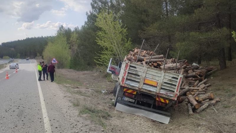 Karabük'teki kazada odun yüklü tır devrildi