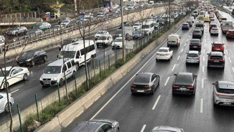 İstanbul Tuzla'da D-100 kara yolunun Ankara istikametinde yol çalışması