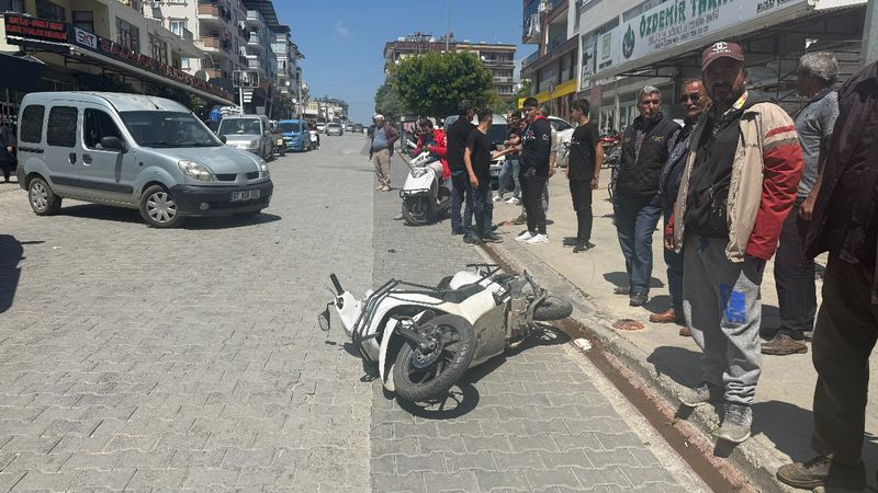 Antalya'da hafif ticari araçla motosiklet çarpıştı