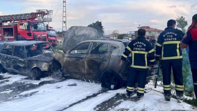 Burdur'da çarpışan iki otomobil yandı: 1 ölü 4 yaralı