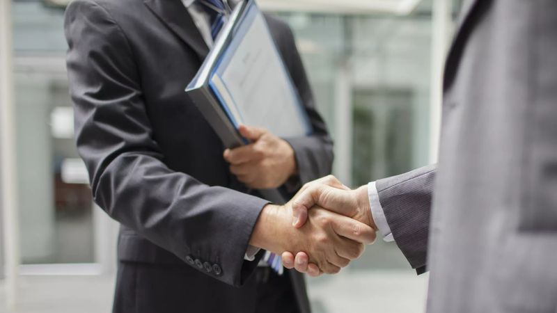 Maslahatgüzar ve büyükelçi arasındaki fark nedir?