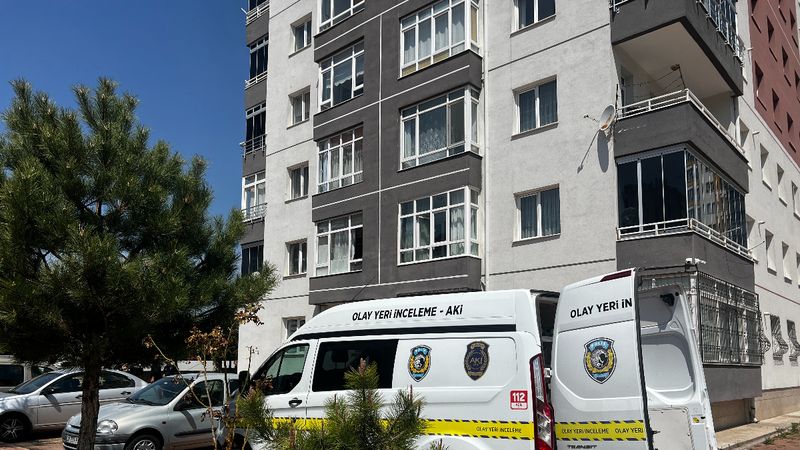 Kayseri'de cam silerken, dengesini kaybedip düştü