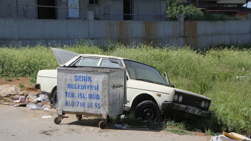 Antalya'da Tofaş marka otomobili çöpe attılar