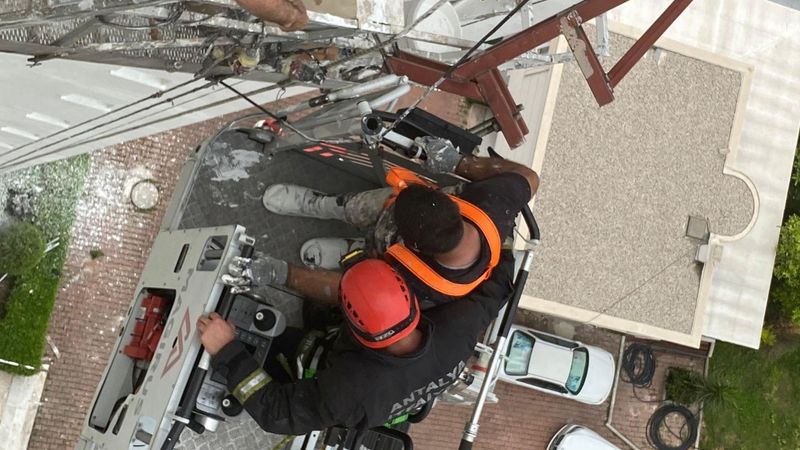 Antalya'da 2 işçi, 12'nci katta asılı kaldı