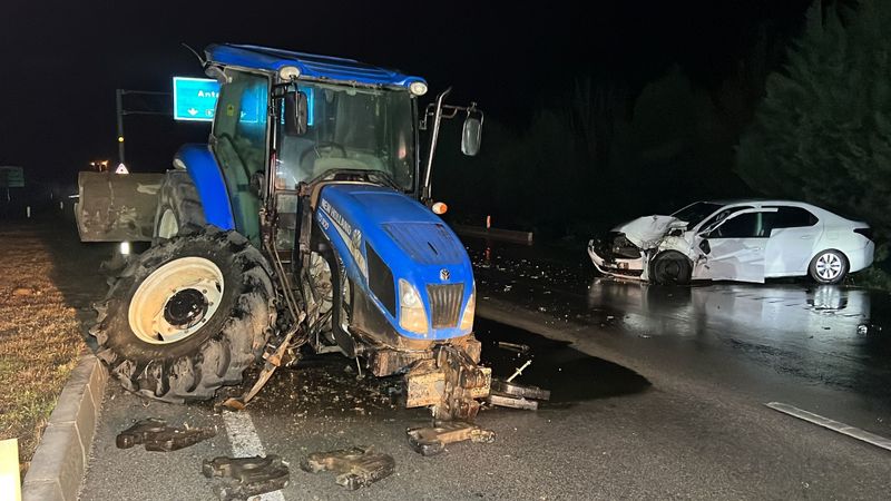 Burdur'da ters yönde ilerleyen traktör ile otomobil çarpıştı: 2 yaralı