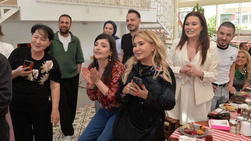 Leyla dizisinin yıldızı Gonca Vuslateri kızı Asya'nın 1. yaş günü için parti verdi