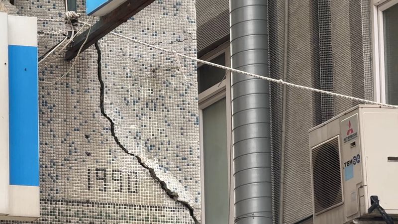 İstanbul'da çatlak tespit edilen 3 bina mühürlendi