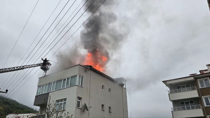 Kastamonu’da çatıdan alevler yükseldi