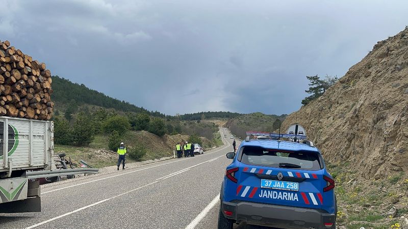 Kastamonu'da virajı alamayan otomobil şarampole devrildi
