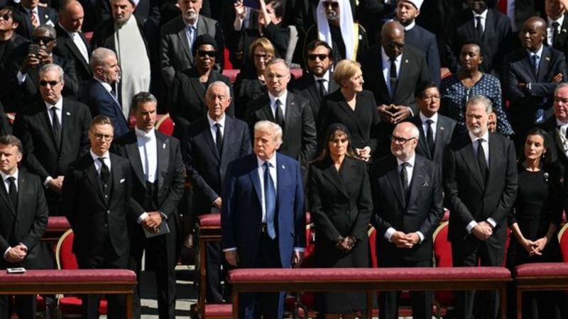 Papa Francis'in cenazesinde giyim kuralına uymayan liderler