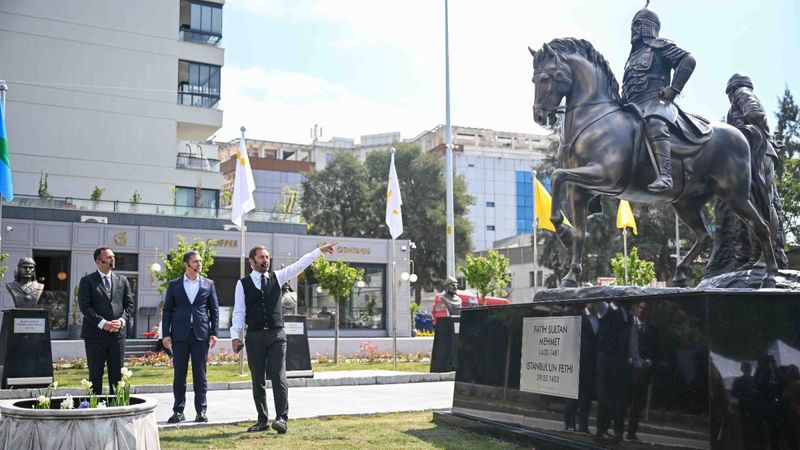 CHP'li Bornova Belediyesi tarafından Abide-i Hürriyet Meydanı açıldı