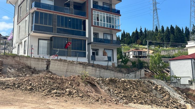 Sakarya'da tahliye edilen binanın önündeki istinat duvarına geçici dolgu