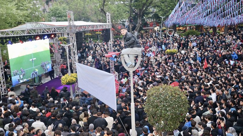 Trabzonsporlu futbolseverler, UEFA Gençlik Ligi finalini dev ekrandan izledi