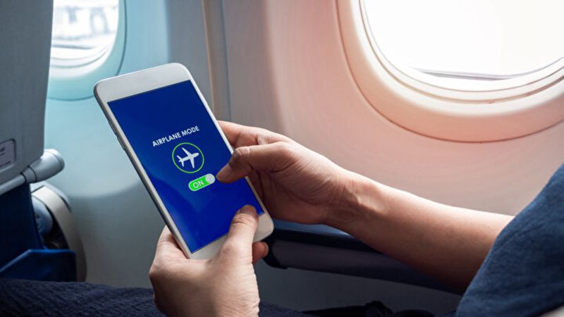 Uçuş modunu açmadan uçağa binmek tehlike yaratır mı? İşte yanıtı...