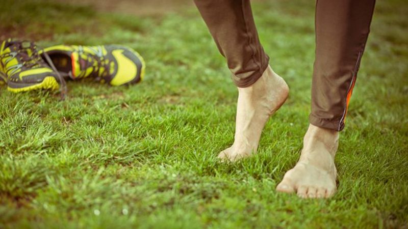 Günde 10 dakika yeterli! Çıplak ayakla toprağa basmak bakın nelere iyi geliyormuş...
