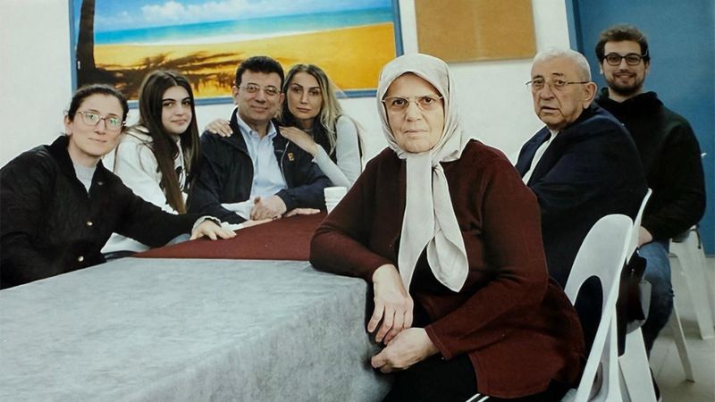 Ekrem İmamoğlu'nun cezaevinde ailesiyle çekilen fotoğrafı paylaşıldı