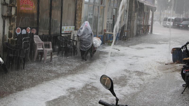 Manisa'da dolu bastırdı: Caddeler su altında kaldı