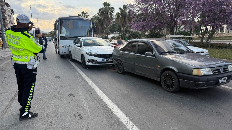 Antalya’da zincirleme kaza: 3 araç birbirine girdi
