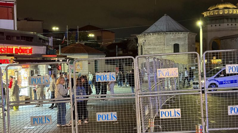 Taksim'de 1 Mayıs tedbirleri için kapatılan yollar açıldı