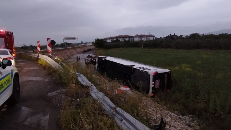 Manisa'da yolcu otobüsü kaza yaptı: 10 yaralı