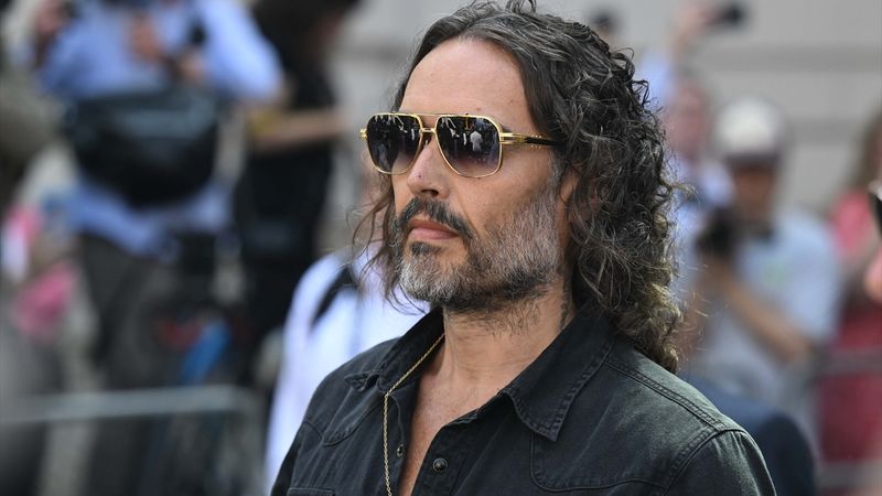 İngiliz oyuncu Russell Brand cinsel saldırı suçlamasıyla hakim karşısında