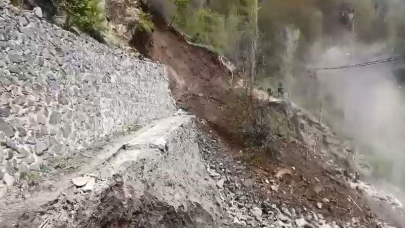 Artvin'de yol yapıı sırasında heyelan anı