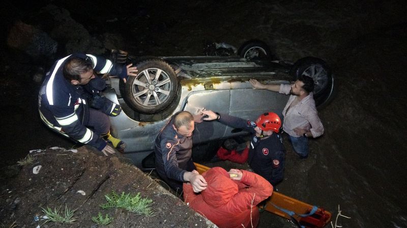 Erzurum’da otomobil dereye uçtu: 3 kişi yaralandı