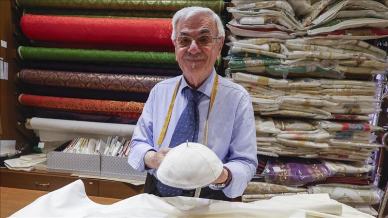 İtalyan Terzi Mancinelli, dördüncü kez bir Papayı giydirmeye hazırlanıyor