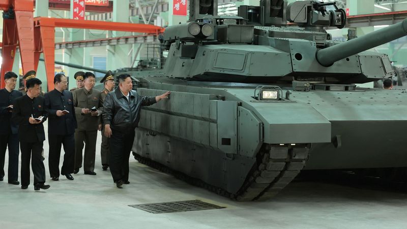 Tank fabrikasını gezen Kuzey Kore lideri Kim, daha fazla üretim istedi