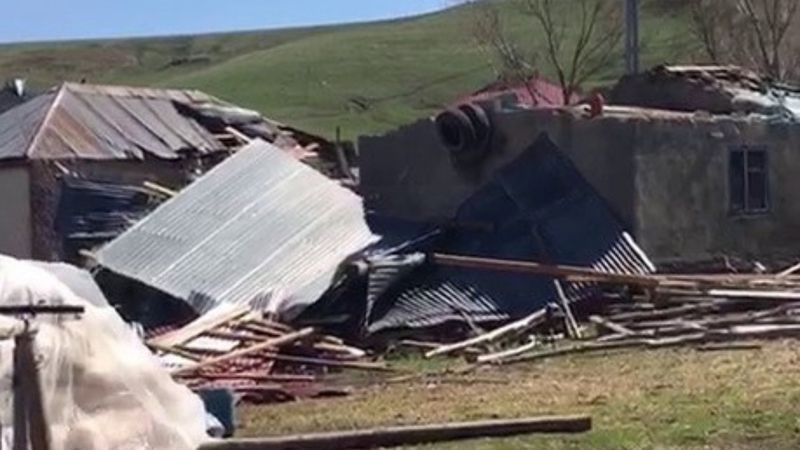 Erzurum'da hortum, binaların çatılarını uçurdu