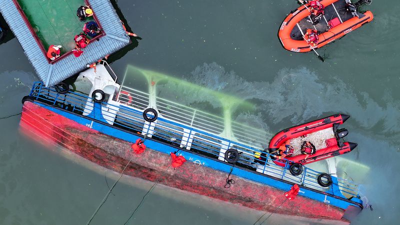 Çin'de turist tekneleri alabora oldu: 9 ölü, 70 yaralı