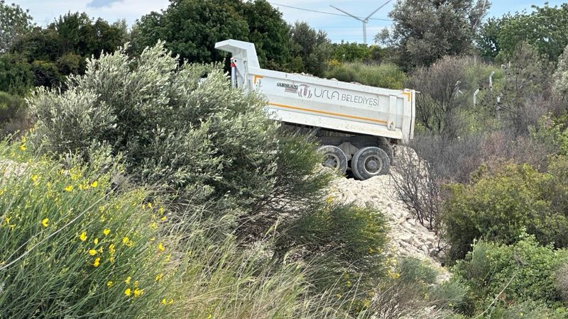CHP'li Urla Belediyesi ormanlık alana moloz  ve çöp döktü